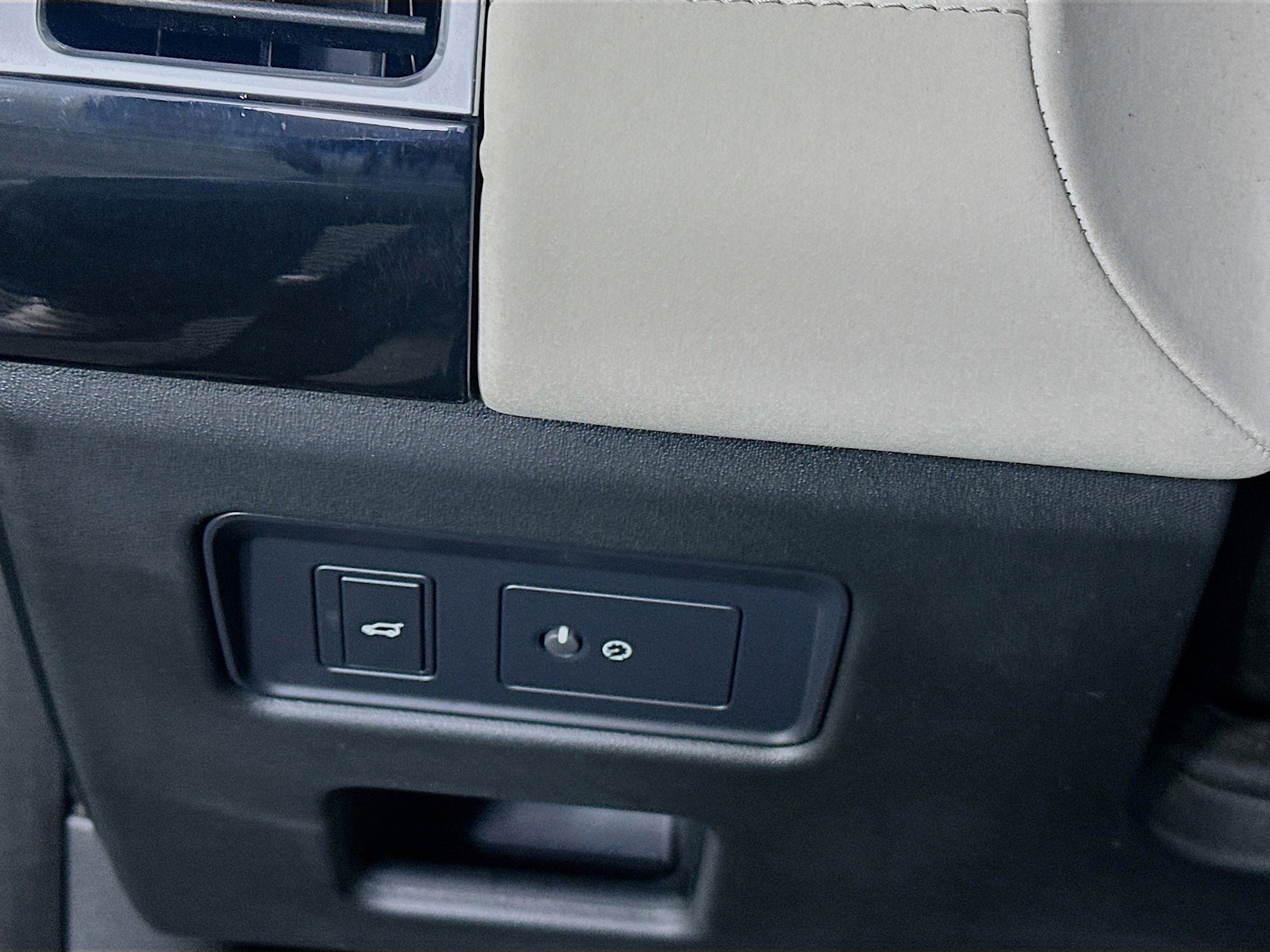 Used 2019 Land Rover Discovery HSE AWD/4WD image 17