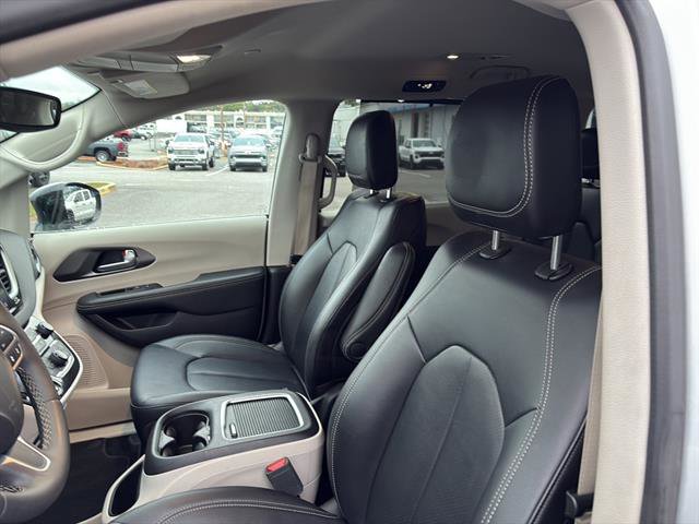 Used 2024 Chrysler Pacifica Touring-L FWD image 14