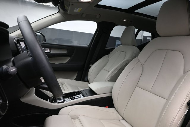 Used 2024 Volvo XC40 B5 Plus AWD/4WD image 10