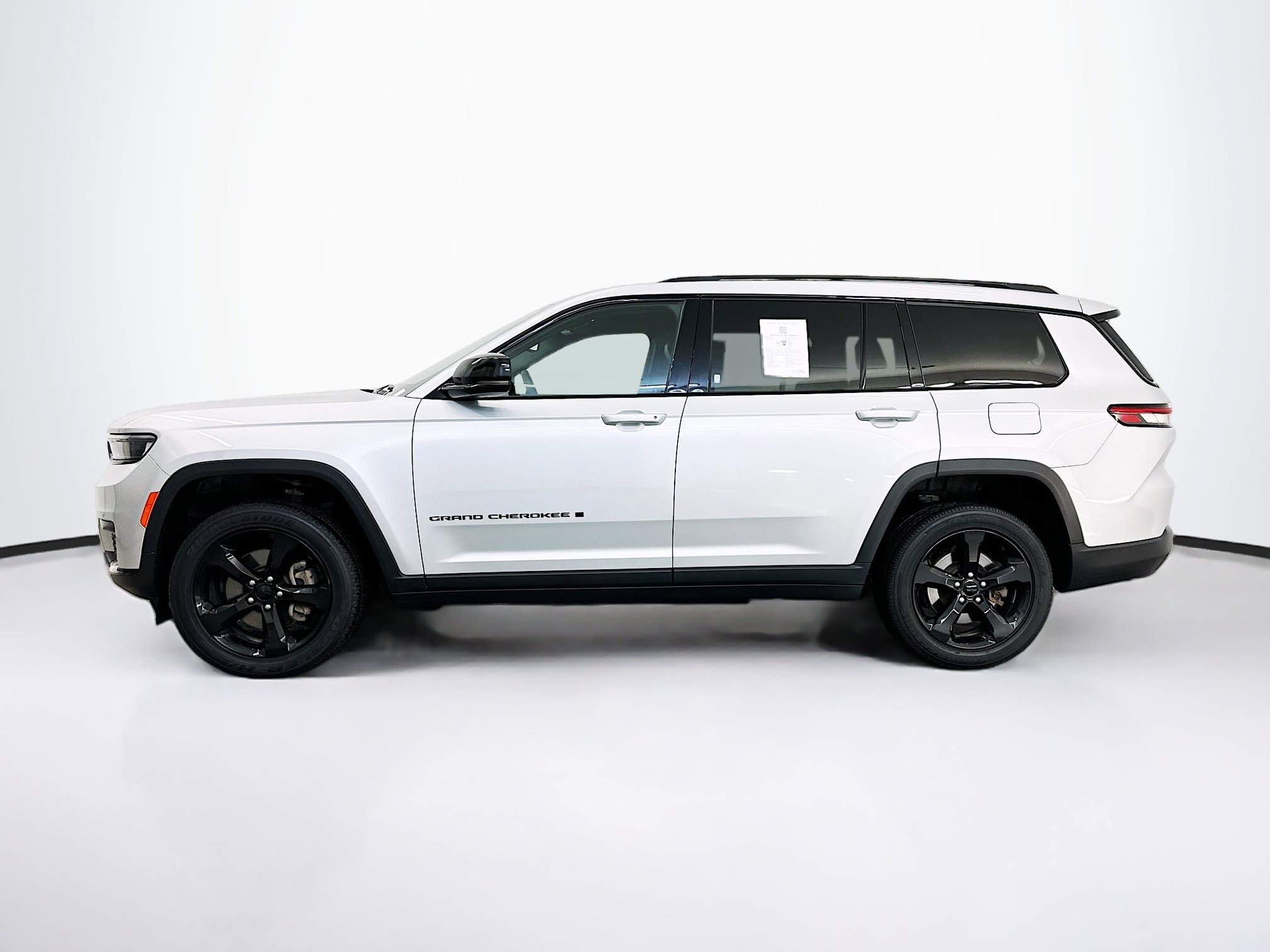 Used 2023 Jeep Grand Cherokee L Laredo image 4