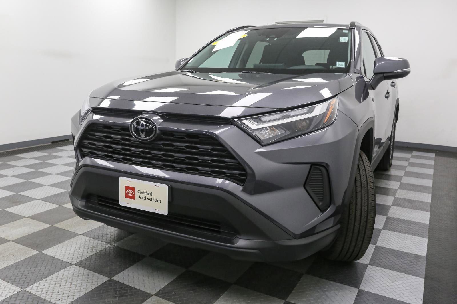 Used 2024 Toyota RAV4 XLE w/ Convenience Package image 4