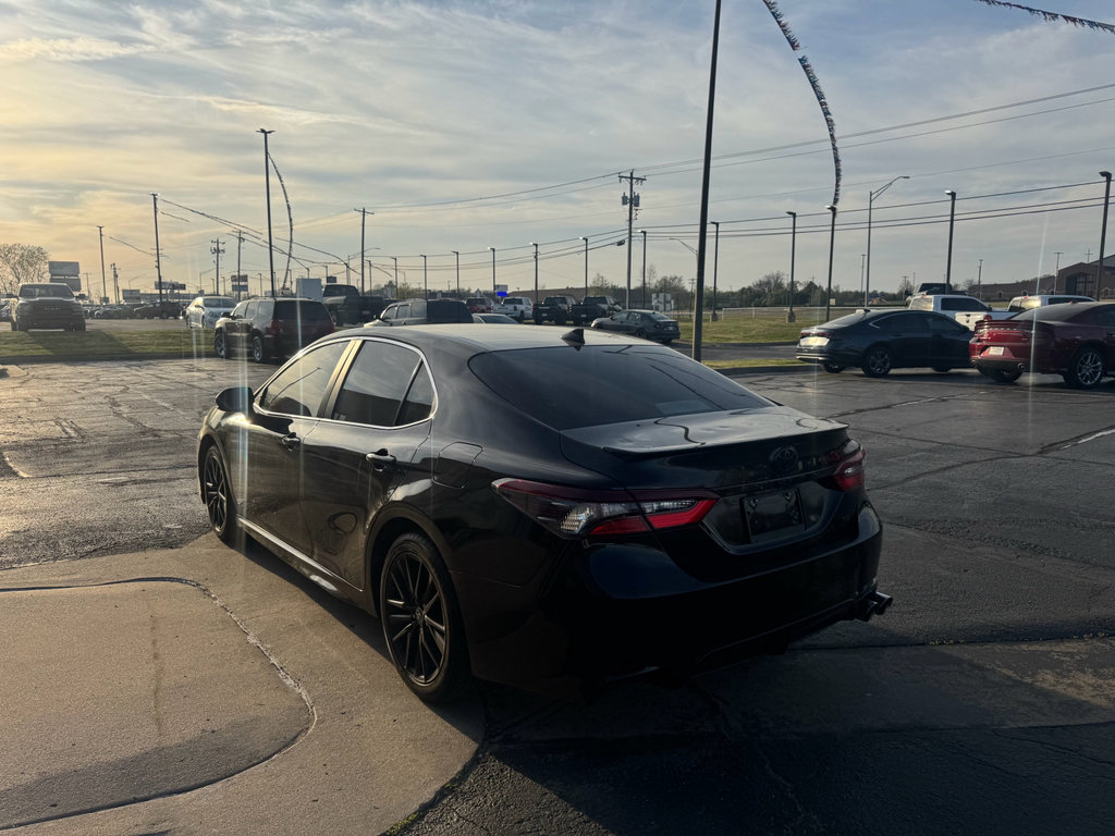 Used 2021 Toyota Camry SE image 3