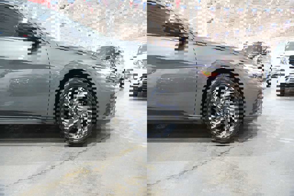 Used 2025 Hyundai Elantra Sport image 14