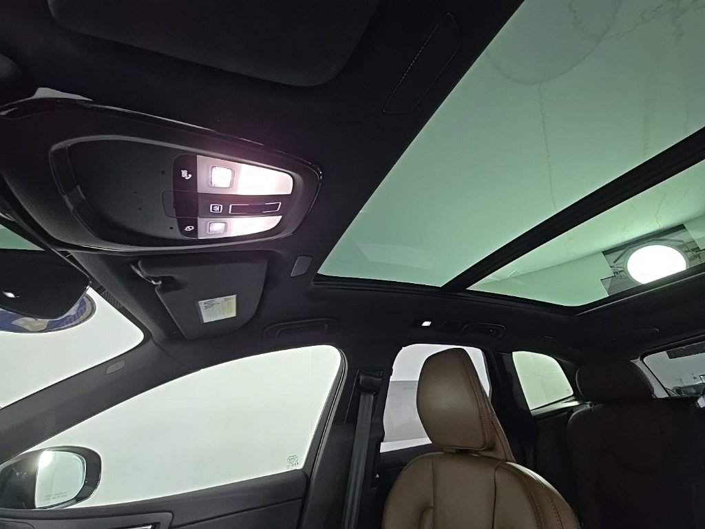 Certified 2024 Volvo XC60 T8 Ultimate image 28