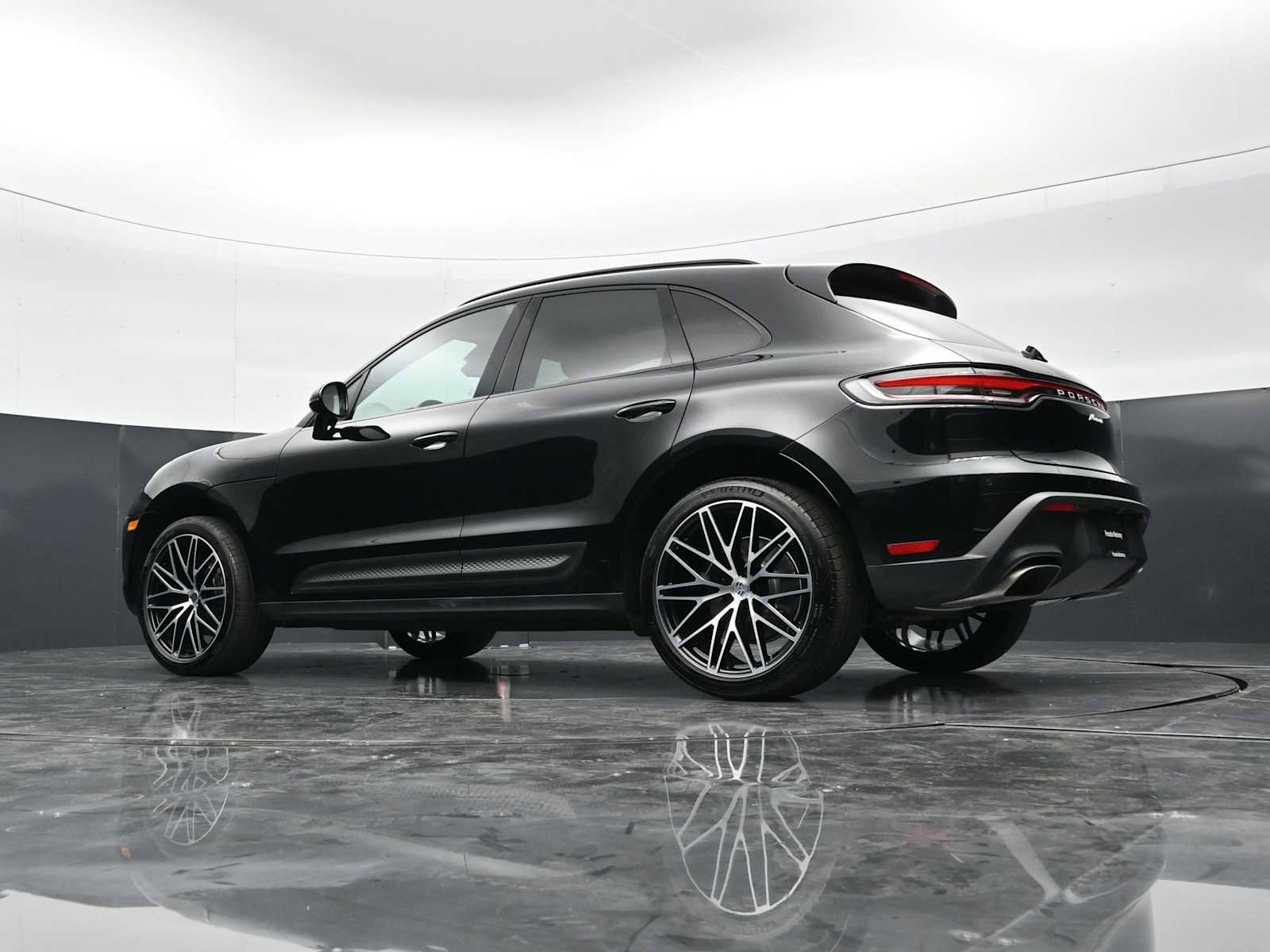 Certified 2025 Porsche Macan AWD/4WD image 41
