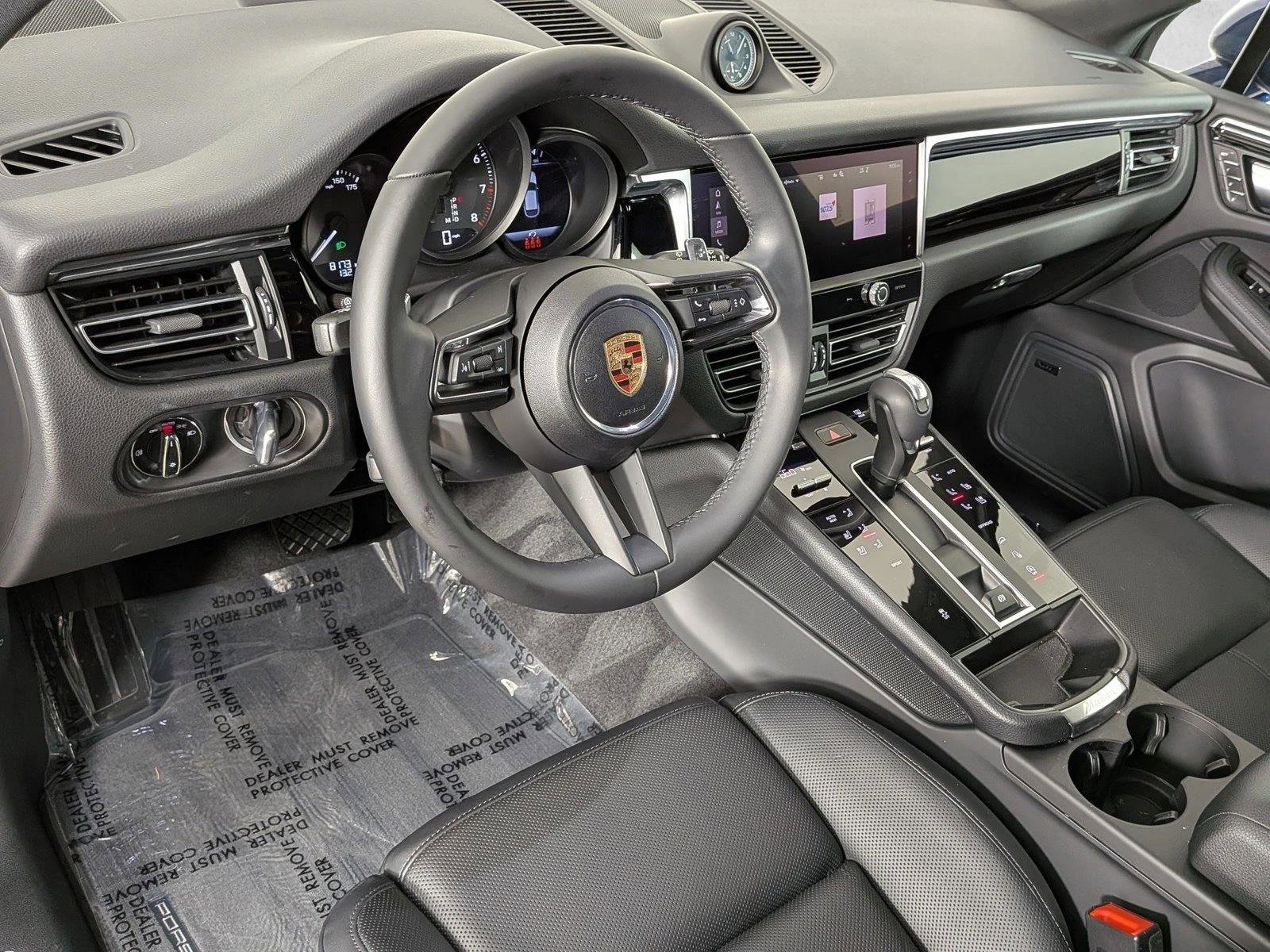 Certified 2025 Porsche Macan AWD/4WD image 4