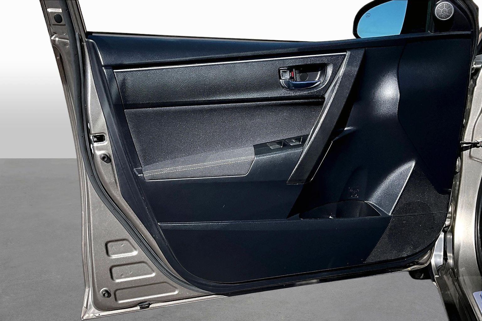 Used 2018 Toyota Corolla LE FWD image 17