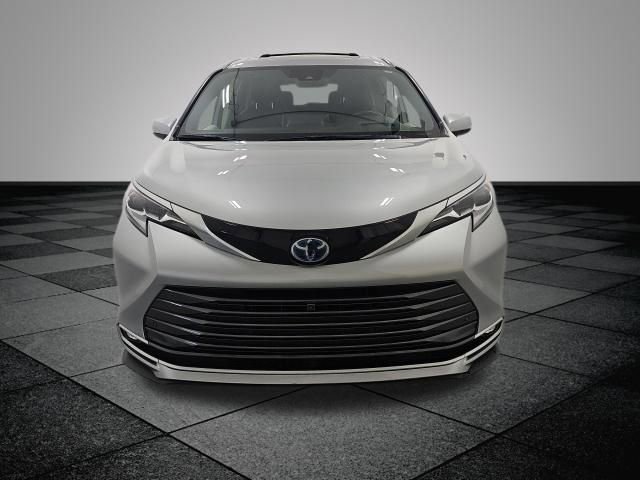 Certified 2022 Toyota Sienna Platinum FWD image 2