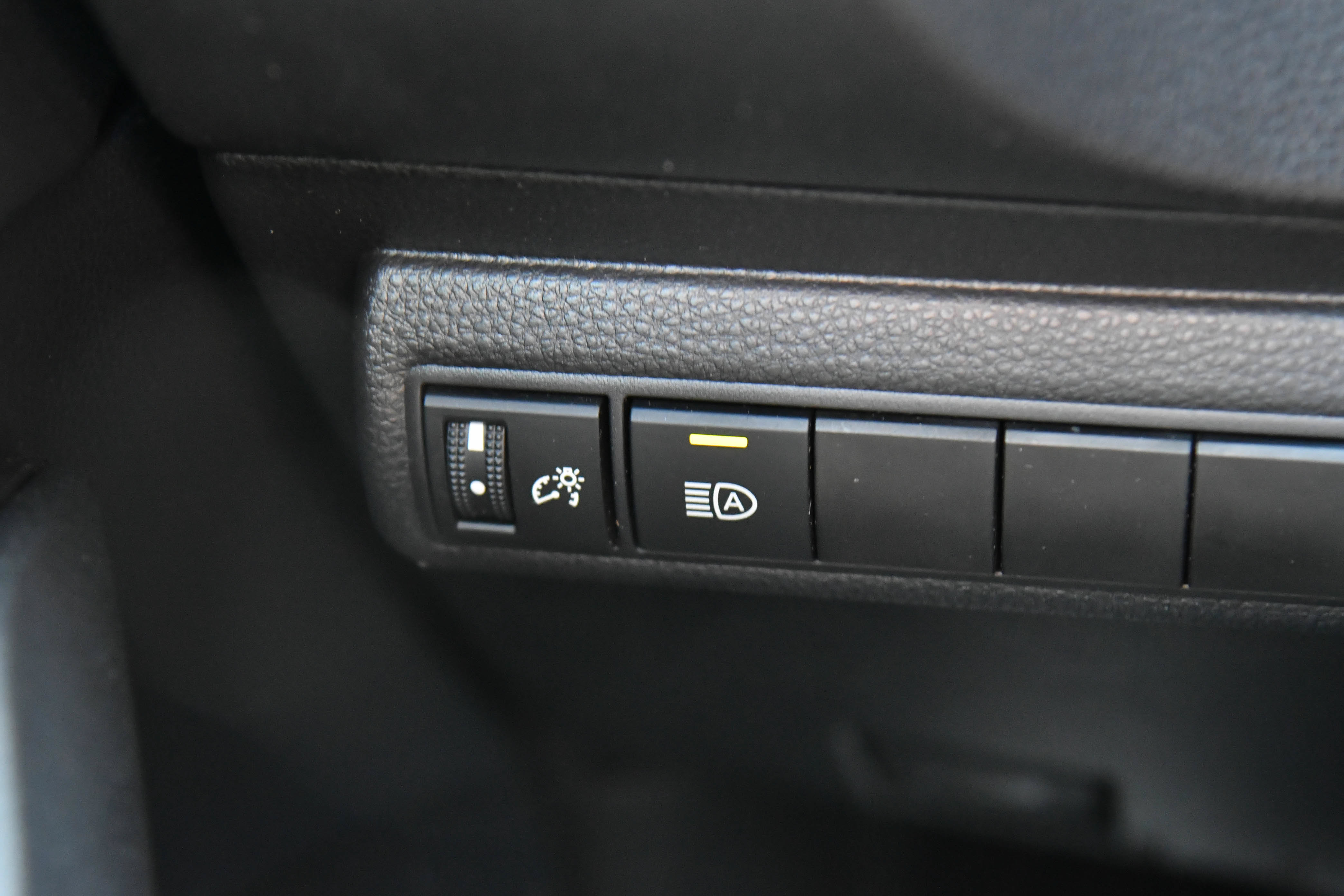 Used 2026 Toyota Corolla SE w/ SE Package FWD image 33