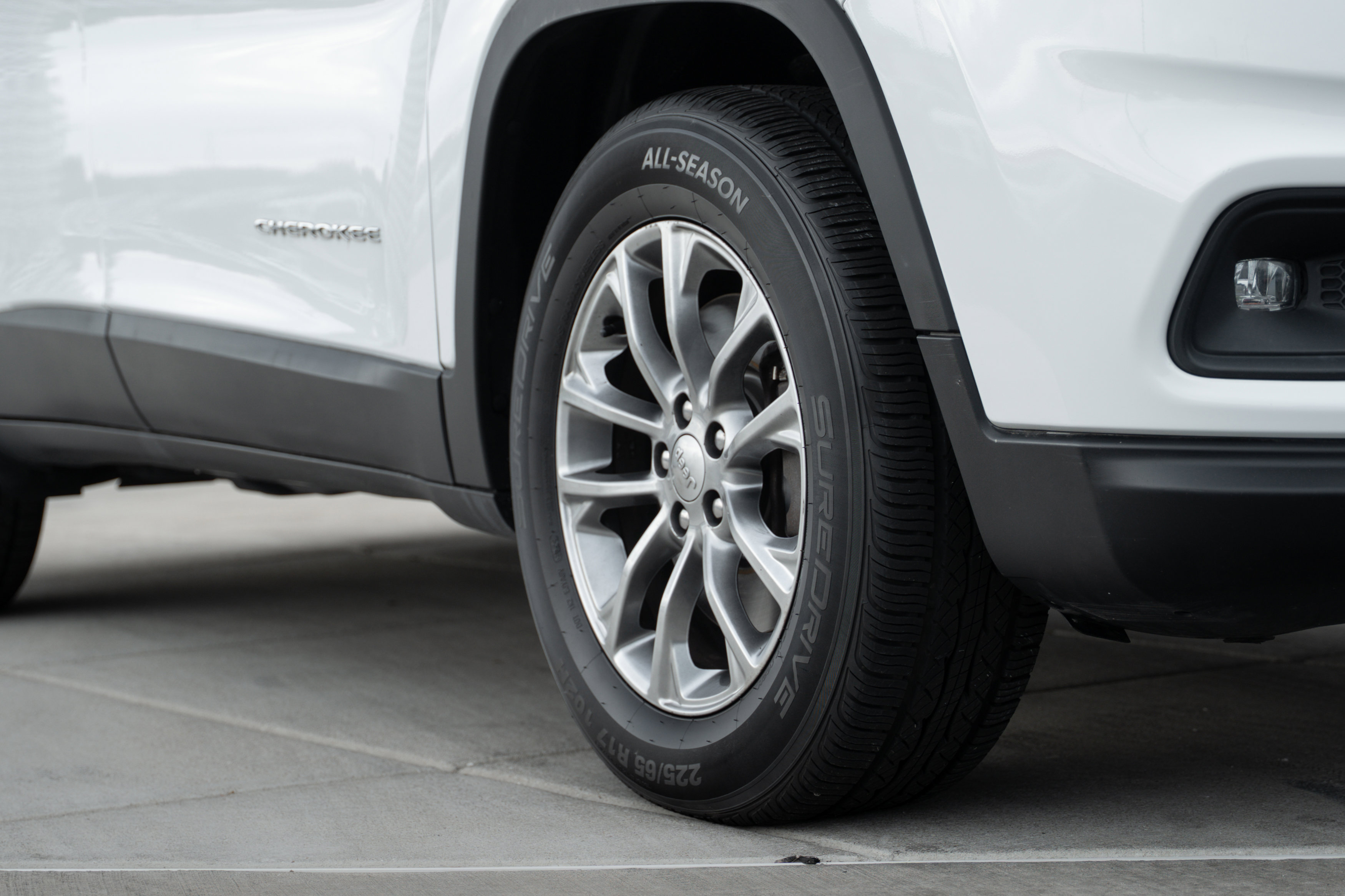 Used 2019 Jeep Cherokee Latitude Plus w/ Comfort/Convenience Group image 20