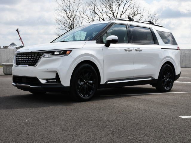 Used 2024 Kia Carnival SX Prestige image 3