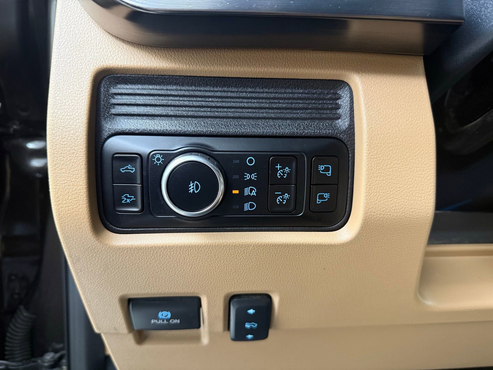 Used 2025 Ford F350 Lariat w/ Chrome Package image 12