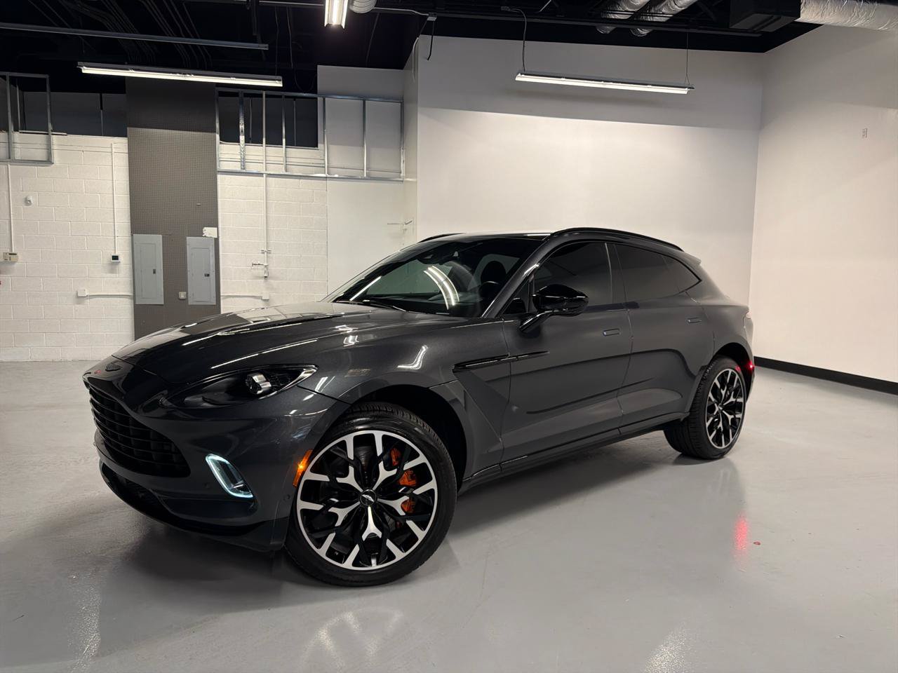 Used 2021 Aston Martin DBX AWD/4WD image 2