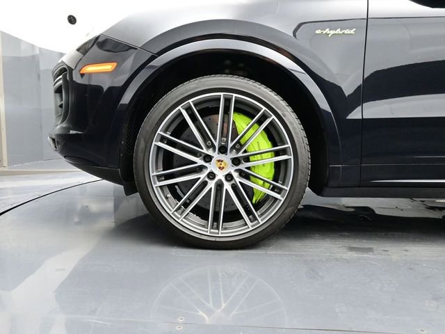 Certified 2022 Porsche Cayenne Turbo S AWD/4WD image 6