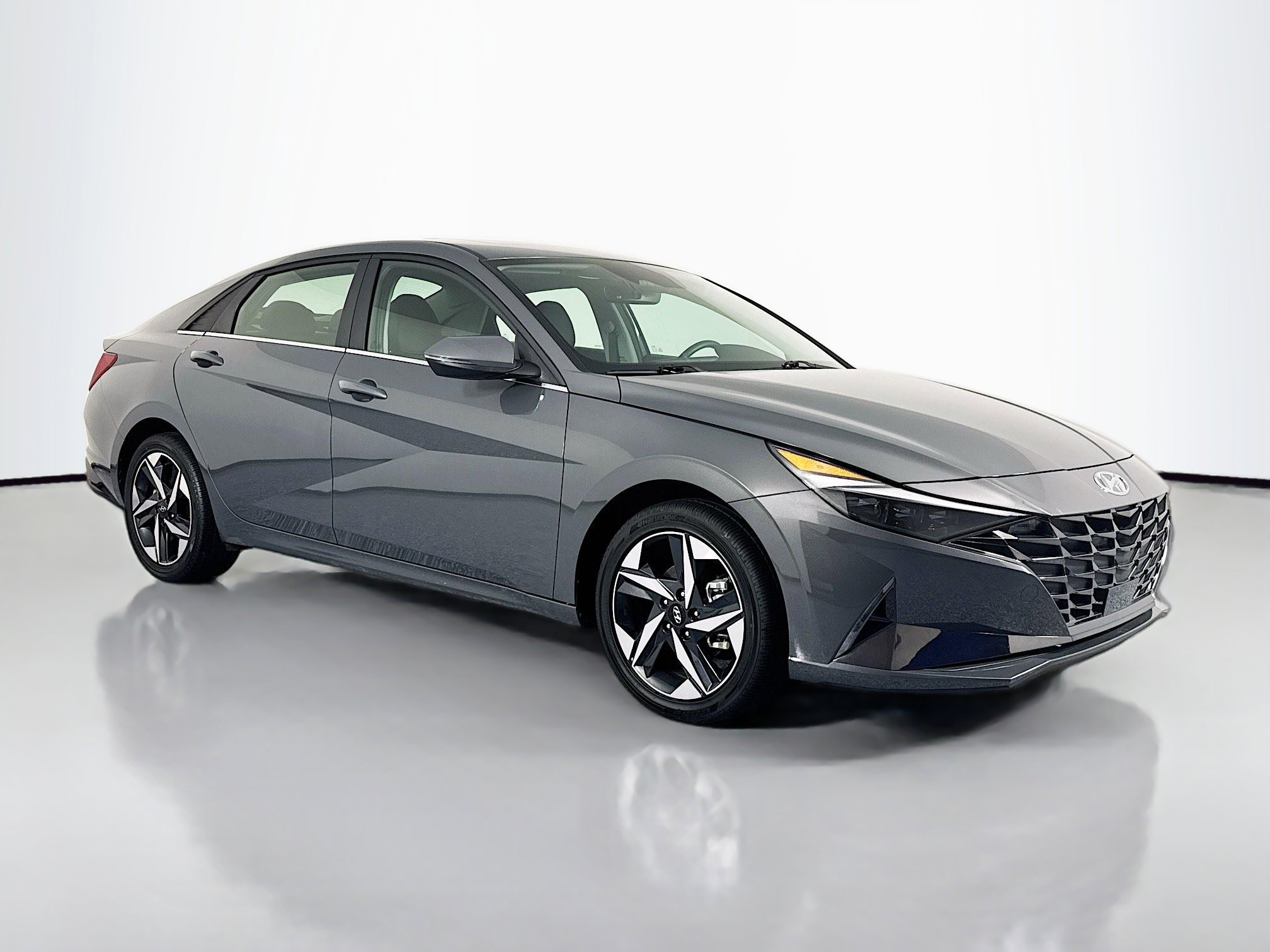 Used 2023 Hyundai Elantra Limited w/ Preferred Accessory Package FWD image 3