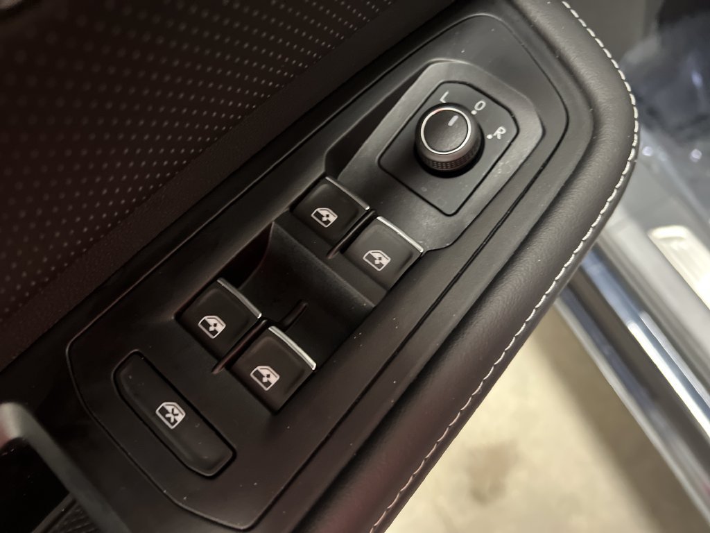 Used 2024 Volkswagen Atlas Cross Sport SE FWD image 14