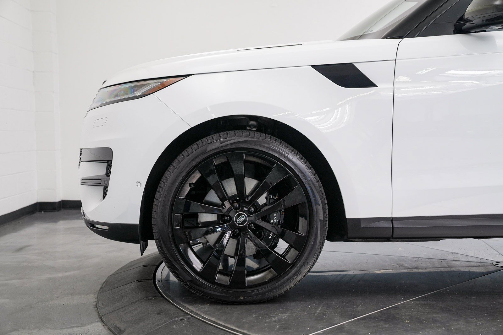 Used 2023 Land Rover Range Rover Sport SE AWD/4WD image 12