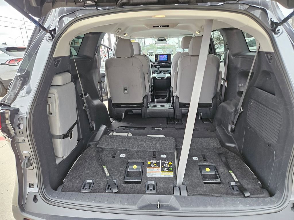 Used 2025 Toyota Sienna LE FWD image 24
