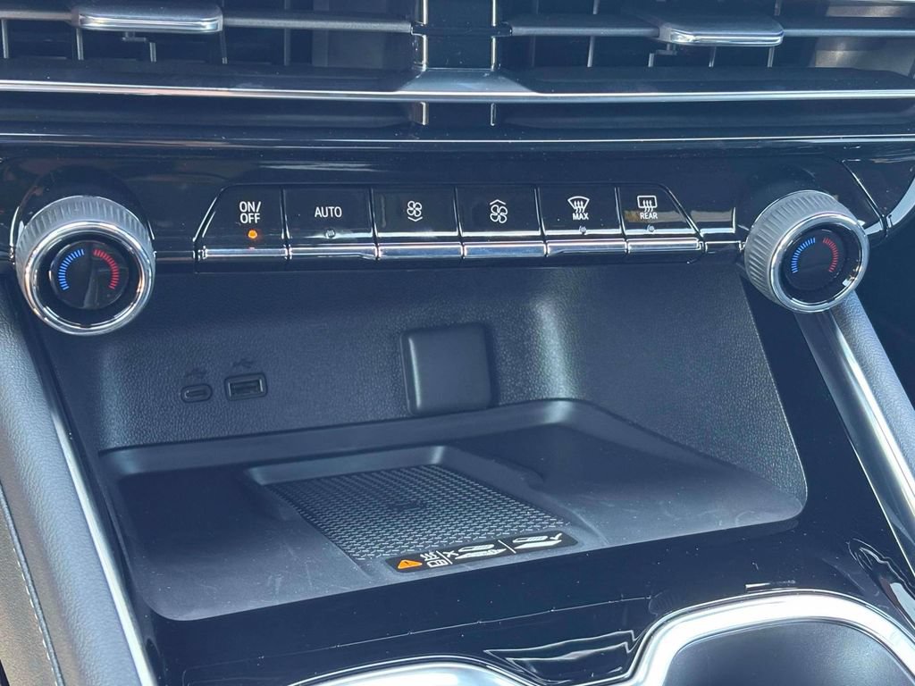 New 2027 Chevrolet Traverse LT w/ Midnight/Sport Edition FWD image 17
