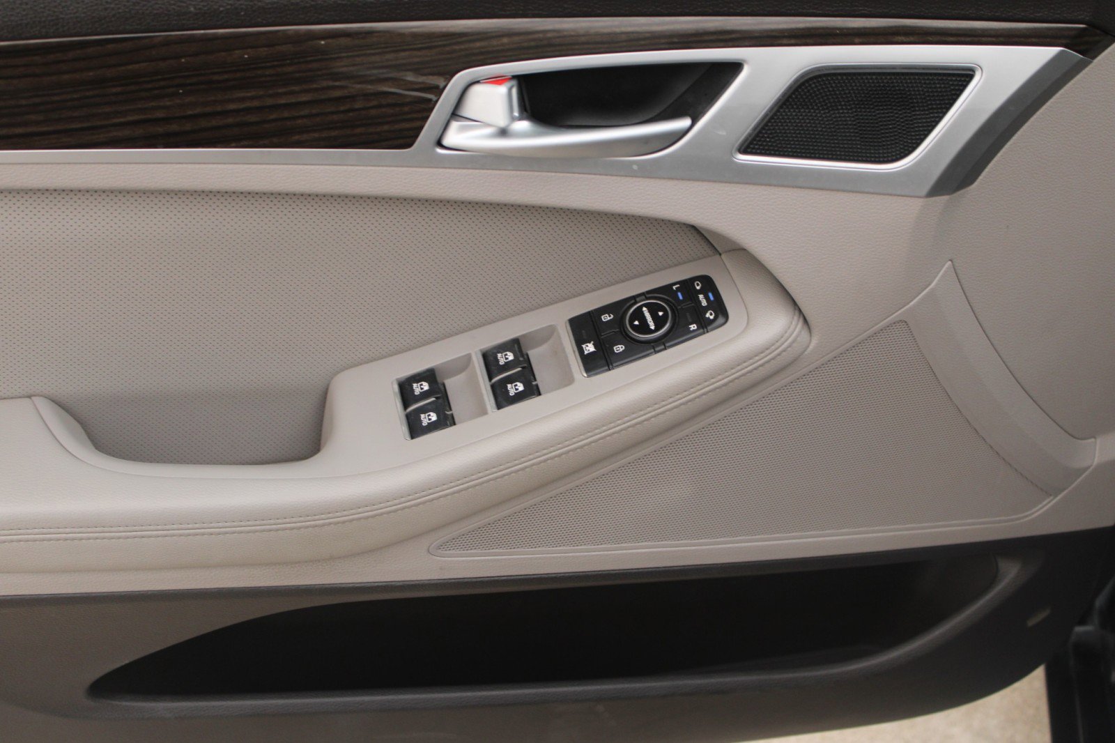 Used 2015 Hyundai Genesis 3.8 image 15