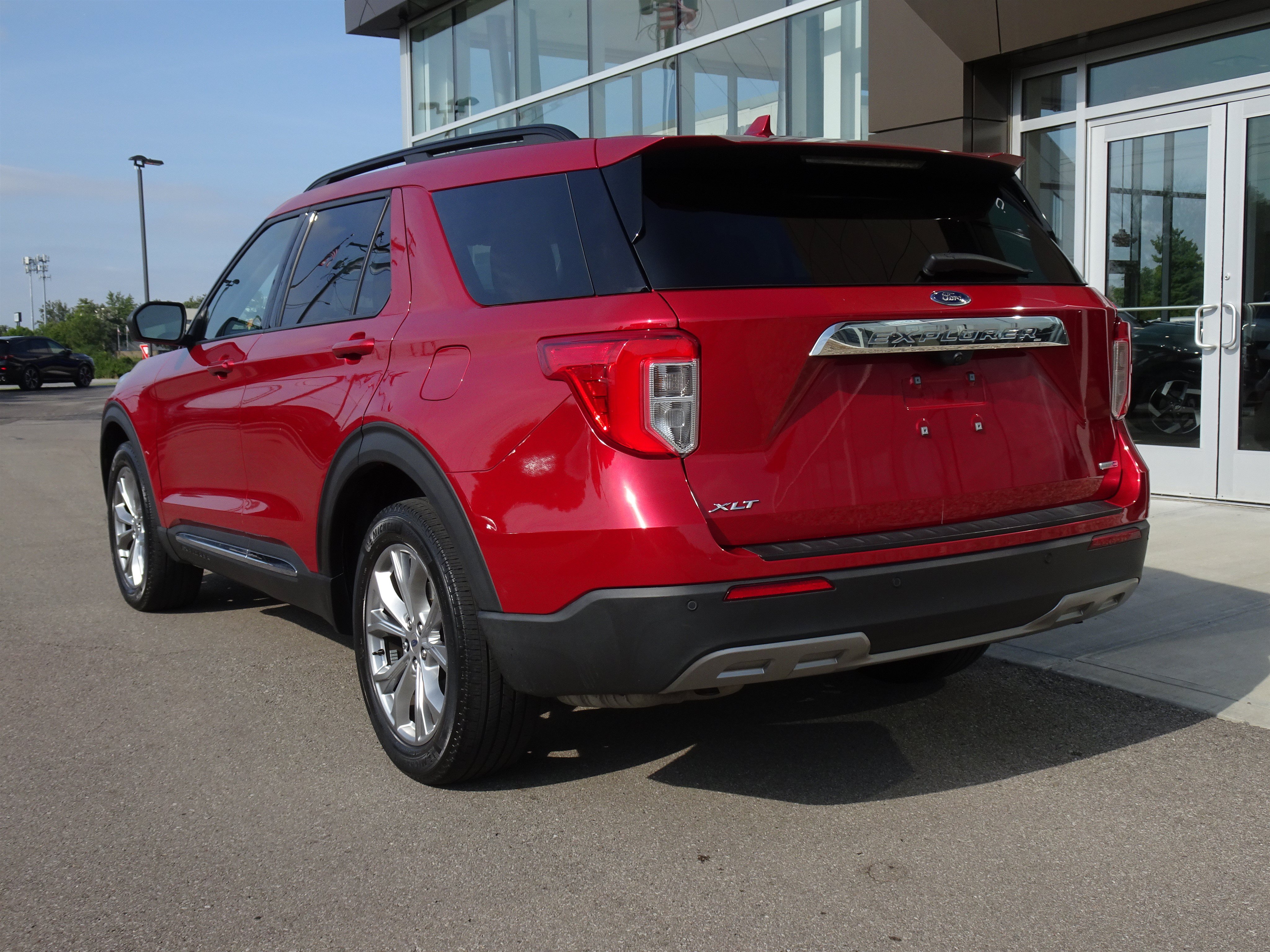 Used 2020 Ford Explorer XLT w/ Equipment Group 202A AWD/4WD image 3