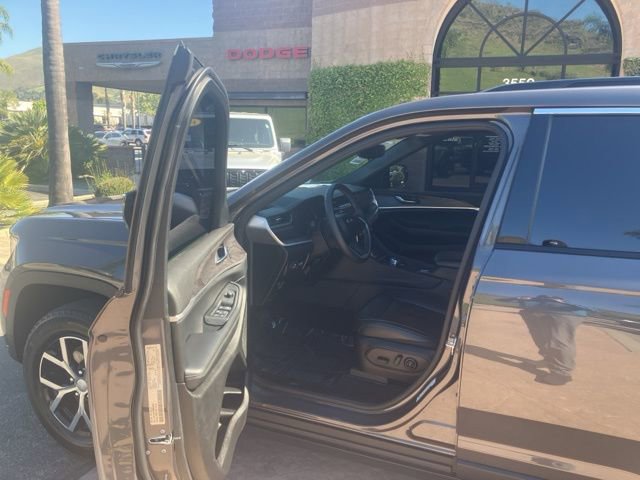 Used 2024 Jeep Grand Cherokee L Limited image 3