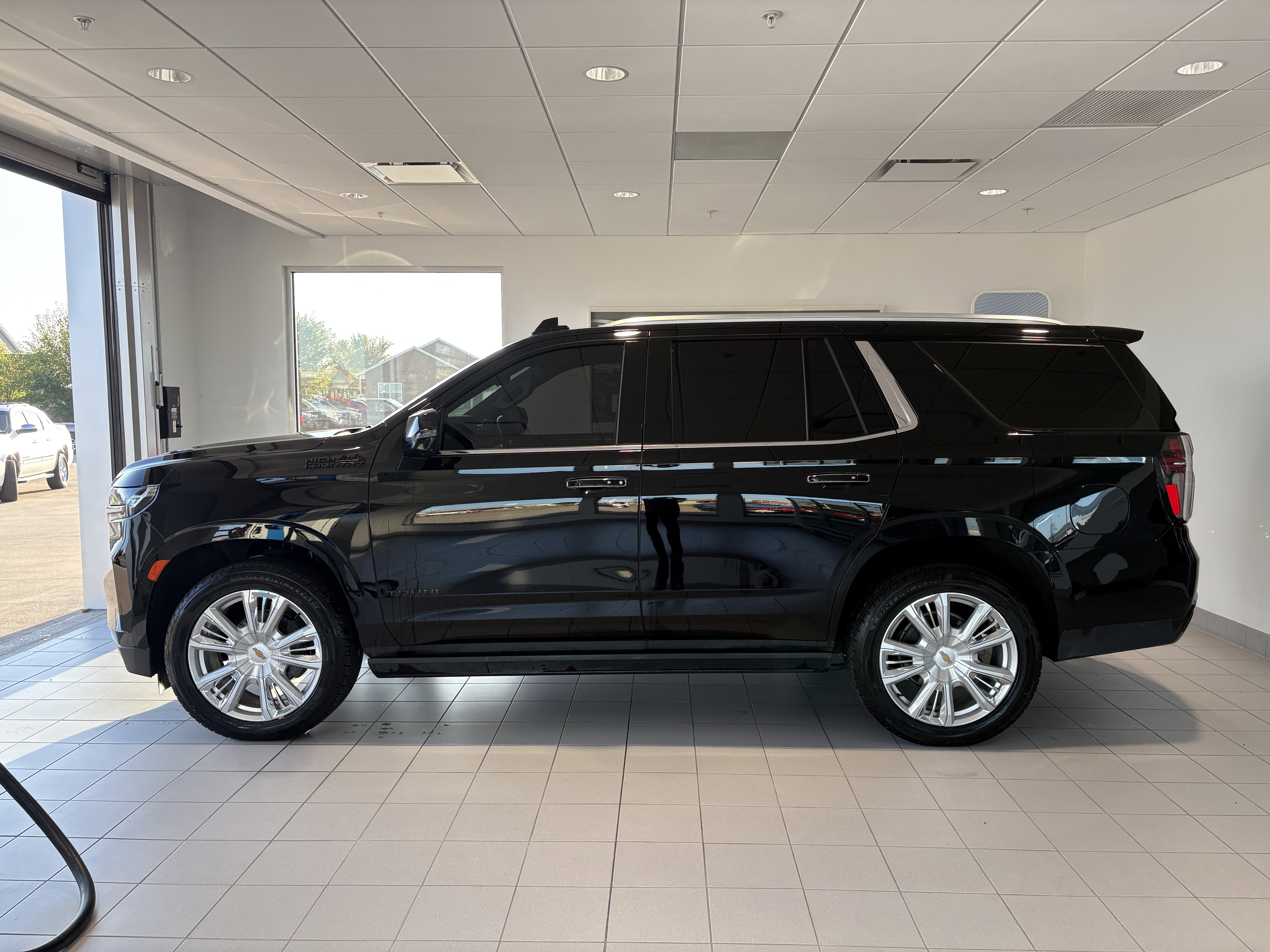 Used 2022 Chevrolet Tahoe High Country image 2