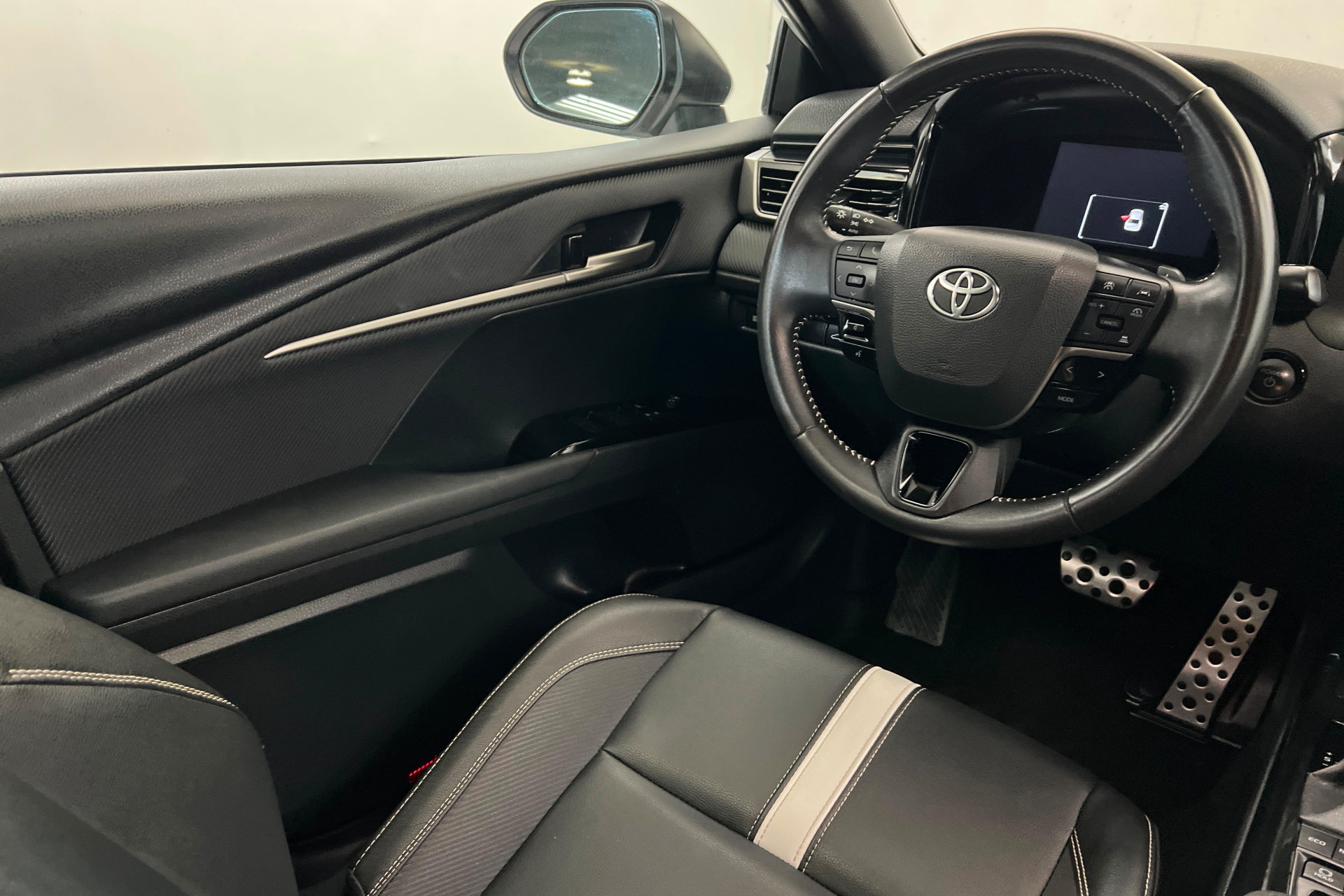 Used 2025 Toyota Camry SE FWD image 11