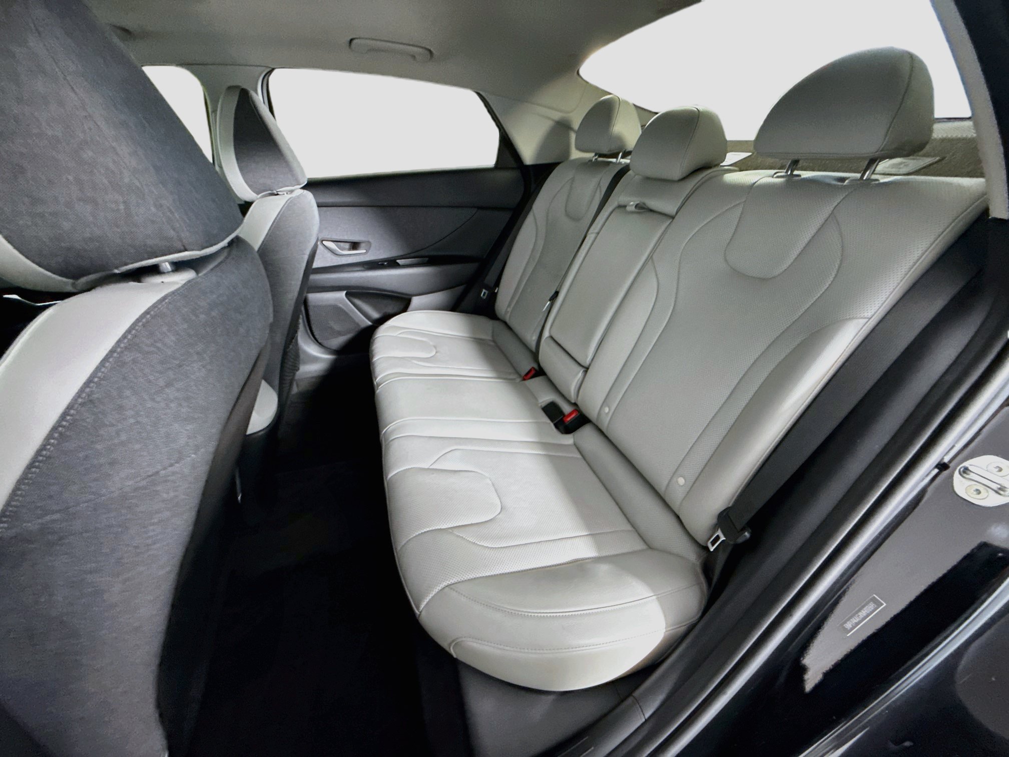 Used 2021 Hyundai Elantra Limited FWD image 25