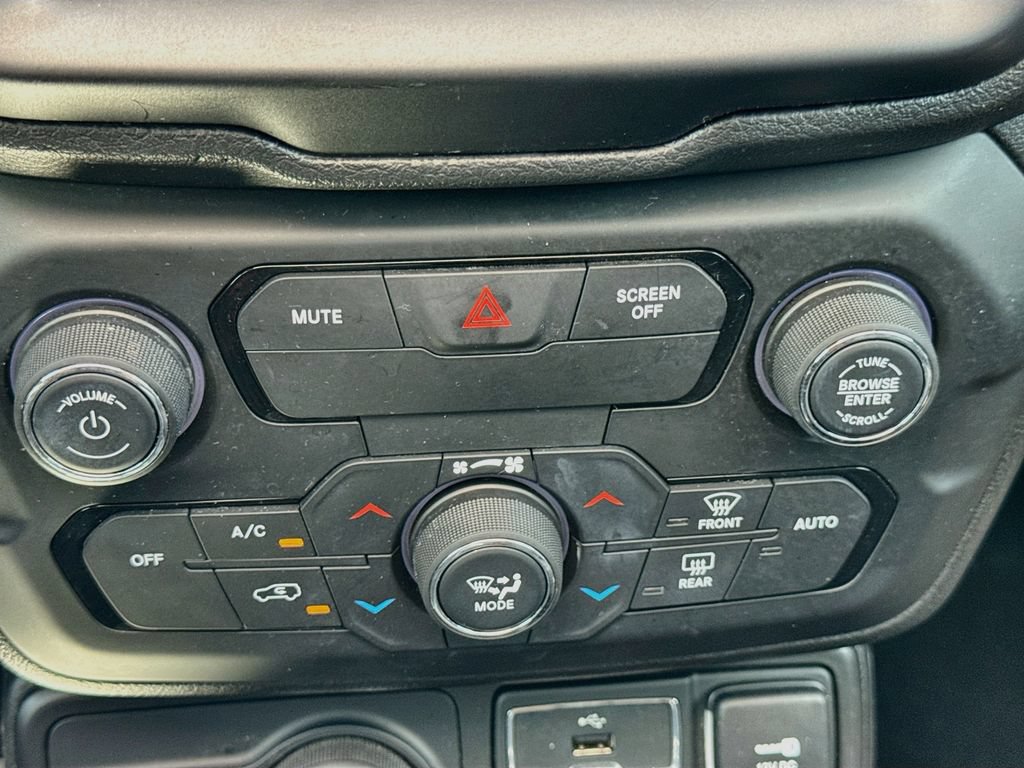 Used 2018 Jeep Renegade Limited w/ UConnect 8.4 Nav Group AWD/4WD image 16
