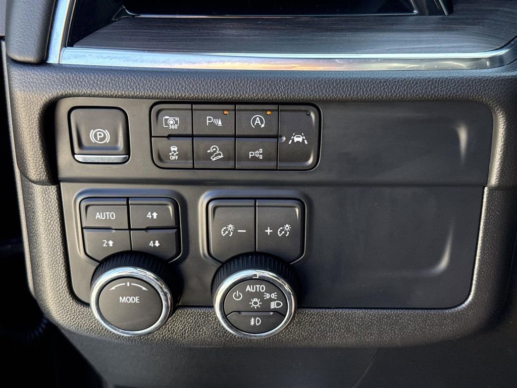 Used 2025 Chevrolet Suburban Z71 image 17