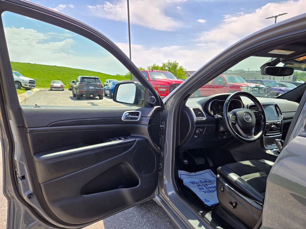 Used 2020 Jeep Grand Cherokee Altitude AWD/4WD image 11