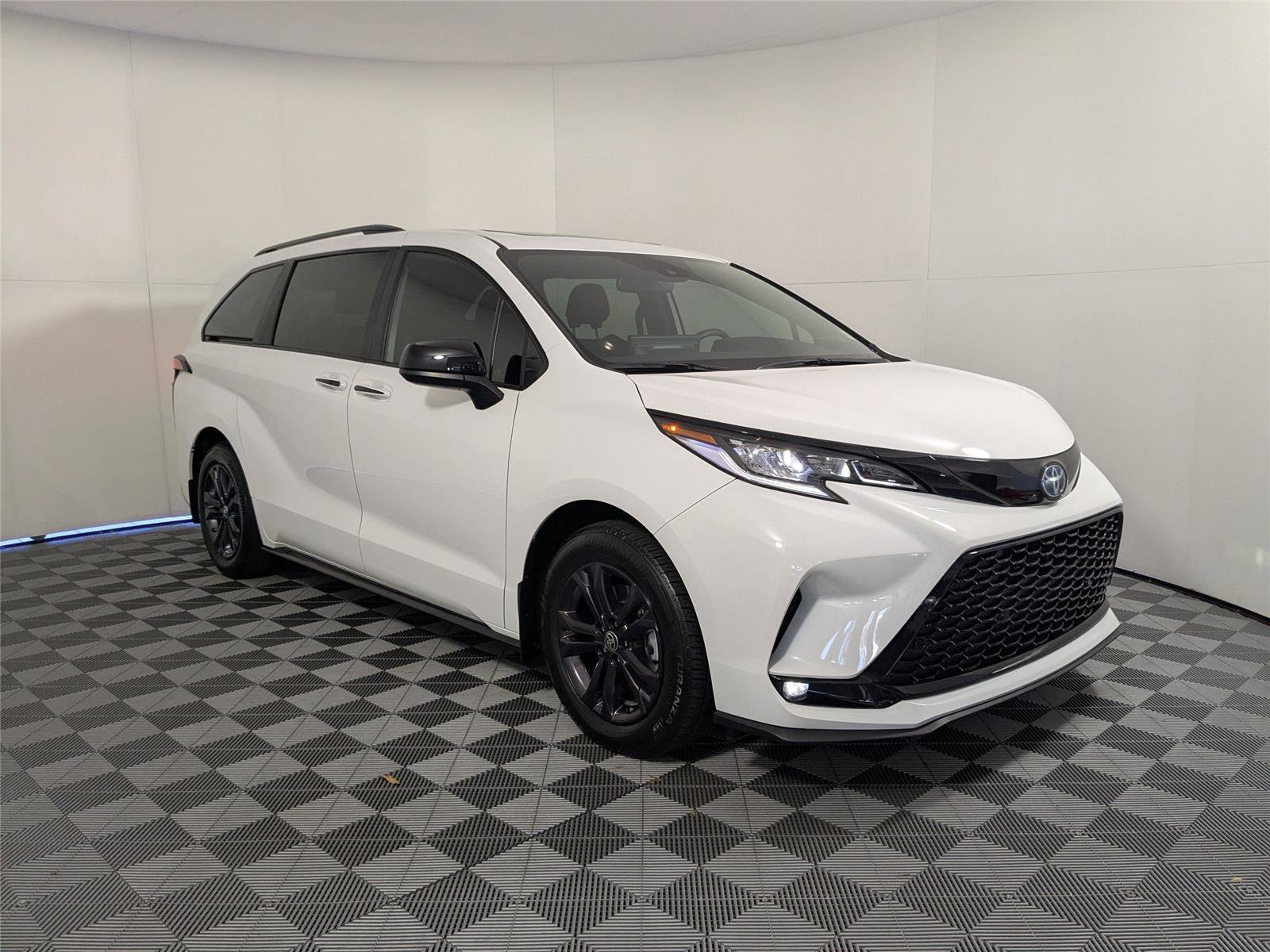 Used 2025 Toyota Sienna XSE image 3