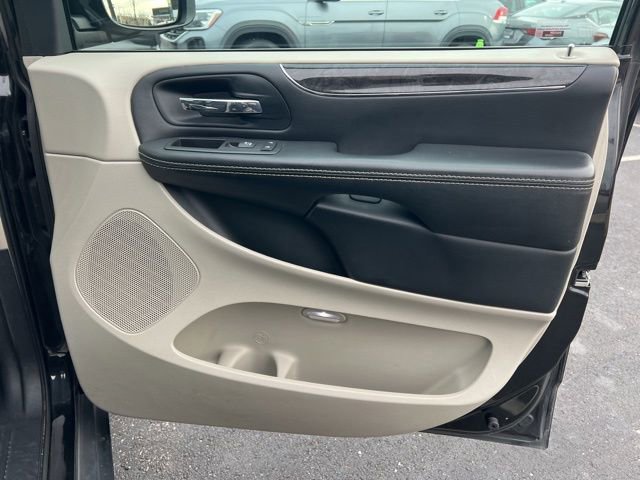 Used 2016 Chrysler Town & Country Touring w/ Driver Convenience Group image 27