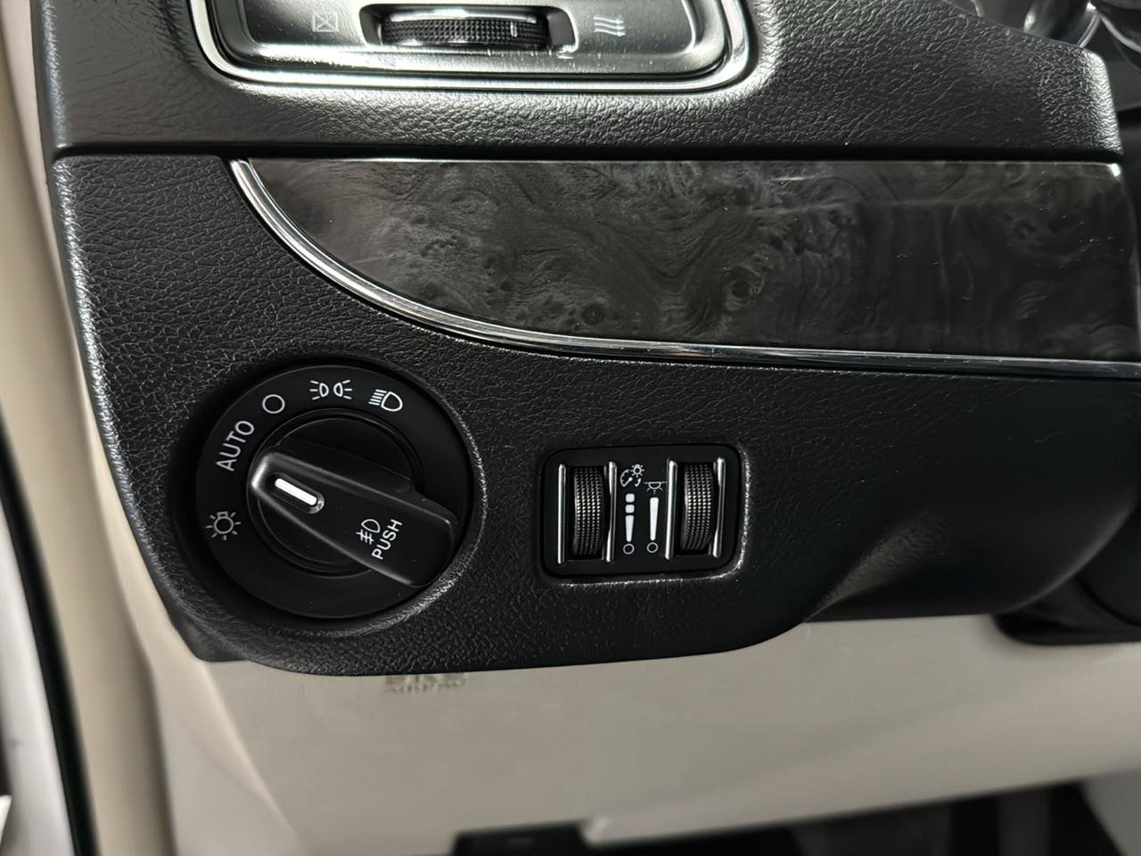 Used 2015 Chrysler Town & Country Touring FWD image 11