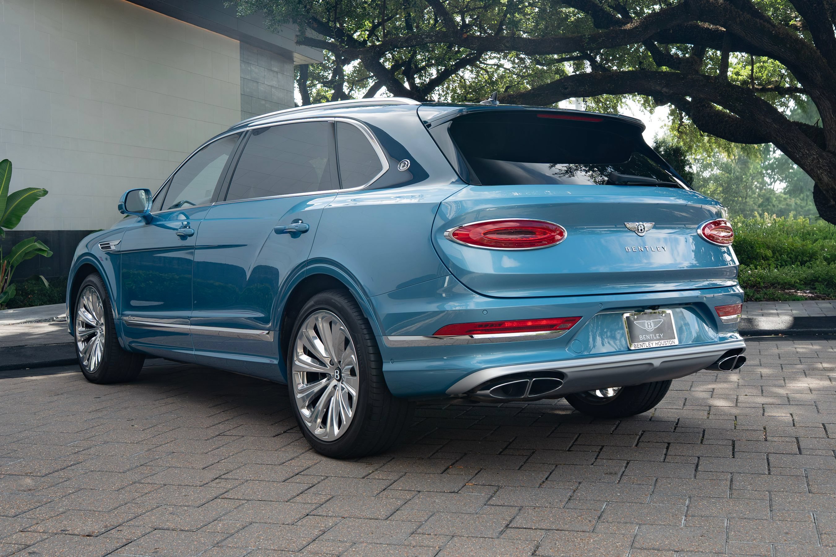 Certified 2025 Bentley Bentayga Extended Wheelbase AWD/4WD image 16