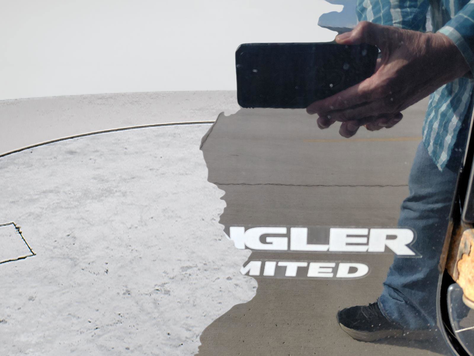 Used 2015 Jeep Wrangler Unlimited Rubicon w/ Connectivity Group image 22