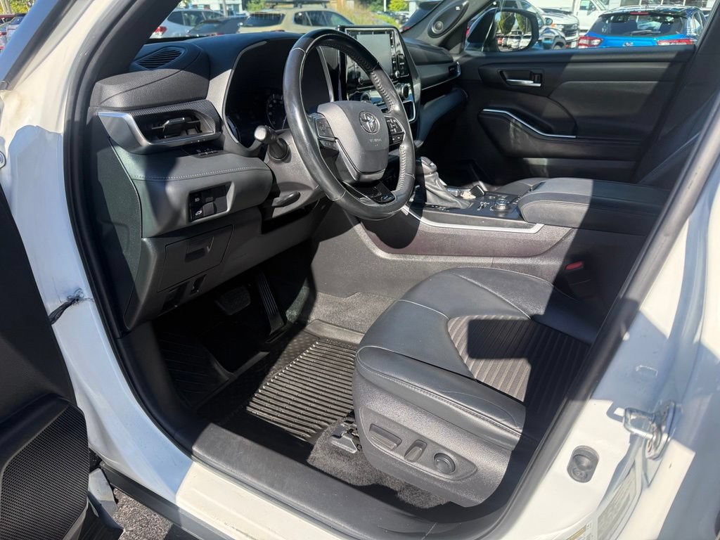 Used 2021 Toyota Highlander XSE AWD/4WD image 14