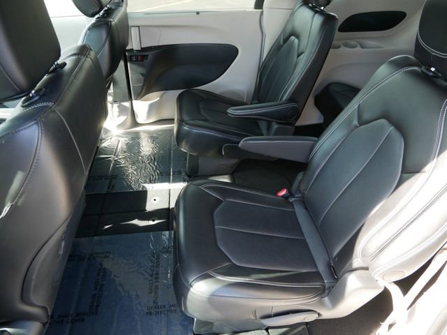 Used 2024 Chrysler Pacifica Touring-L image 8