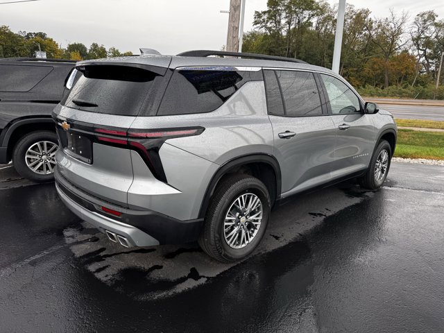 Used 2025 Chevrolet Traverse LT image 2