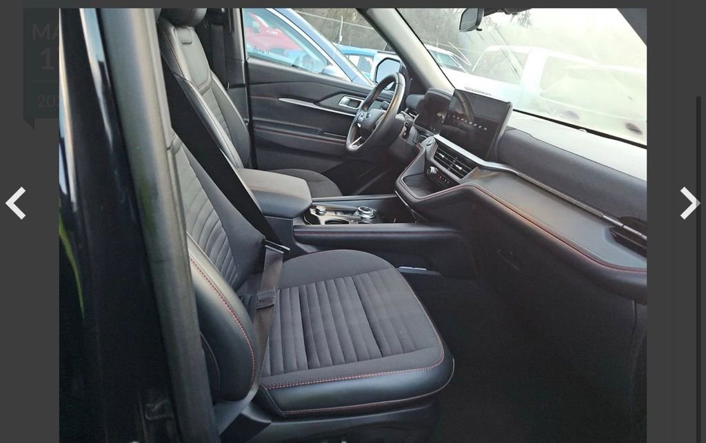 Used 2025 Ford Explorer ST-Line w/ ST-Line Street Pack image 16