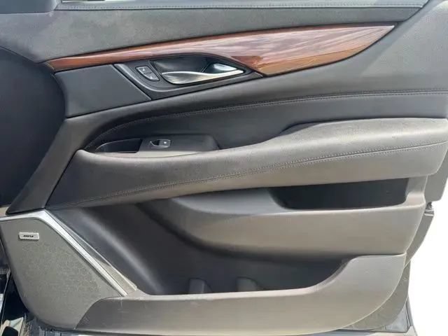 Used 2019 Cadillac Escalade Premium Luxury w/ Escalade Sport Edition AWD/4WD image 15
