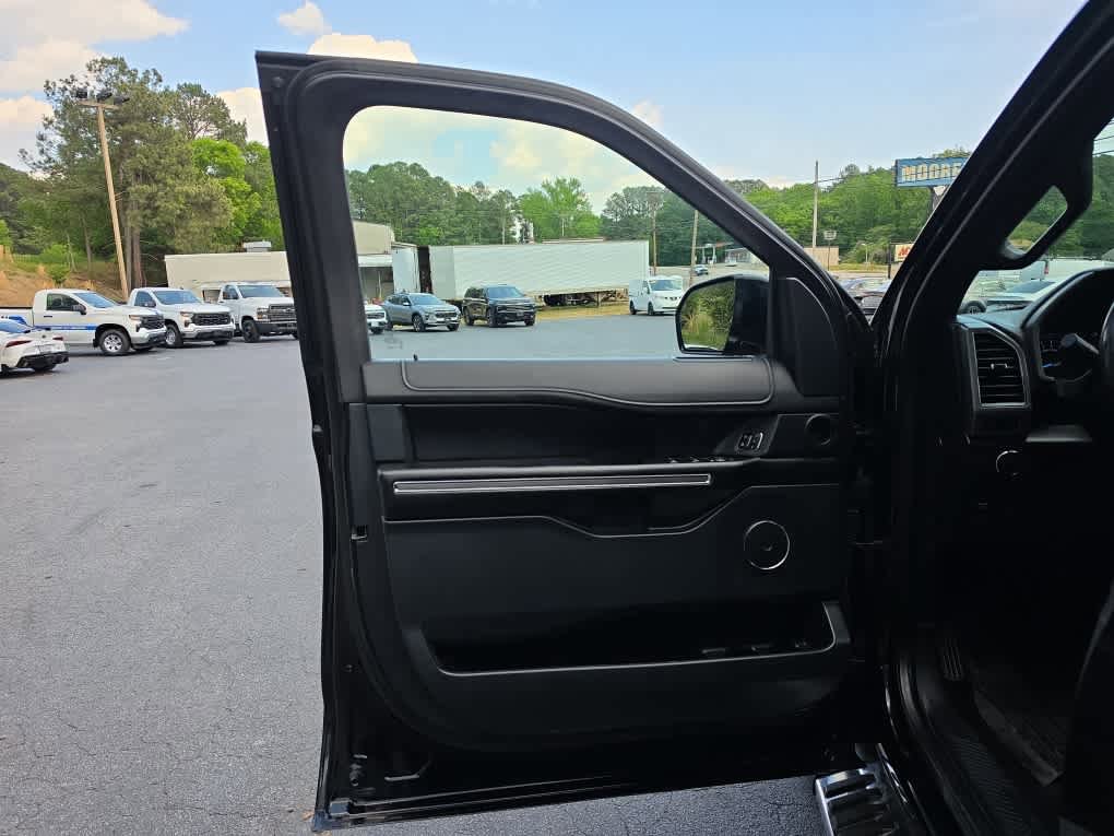 Used 2019 Ford Expedition XLT w/ Equipment Group 202A AWD/4WD image 14