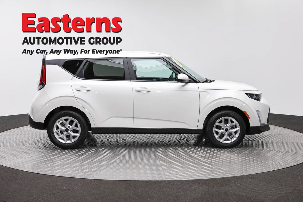 Used 2025 Kia Soul LX FWD image 4