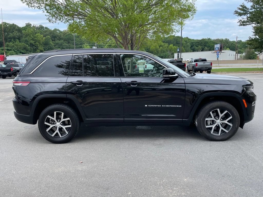 Used 2024 Jeep Grand Cherokee Limited AWD/4WD image 9