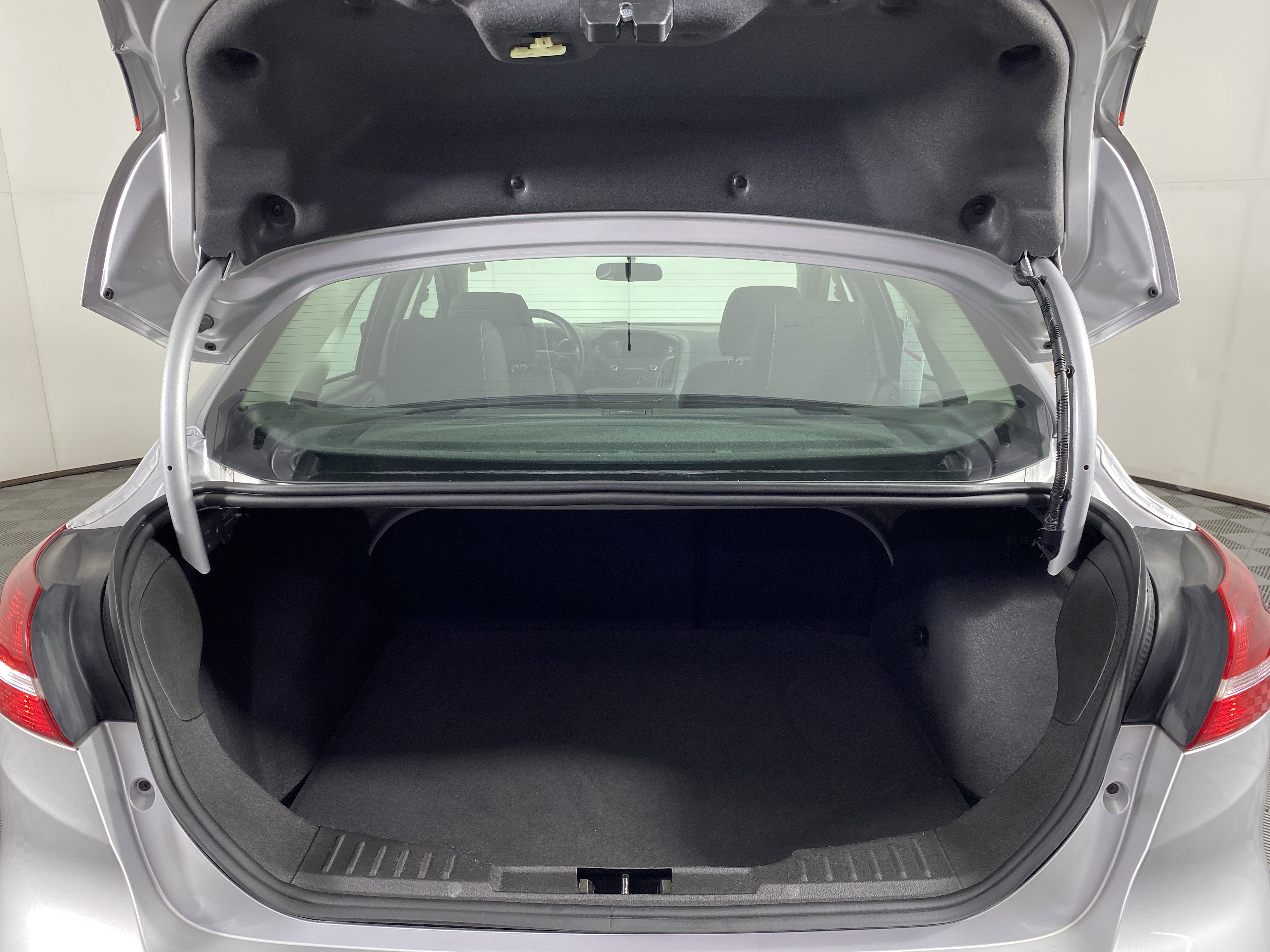 Used 2018 Ford Focus SE image 30