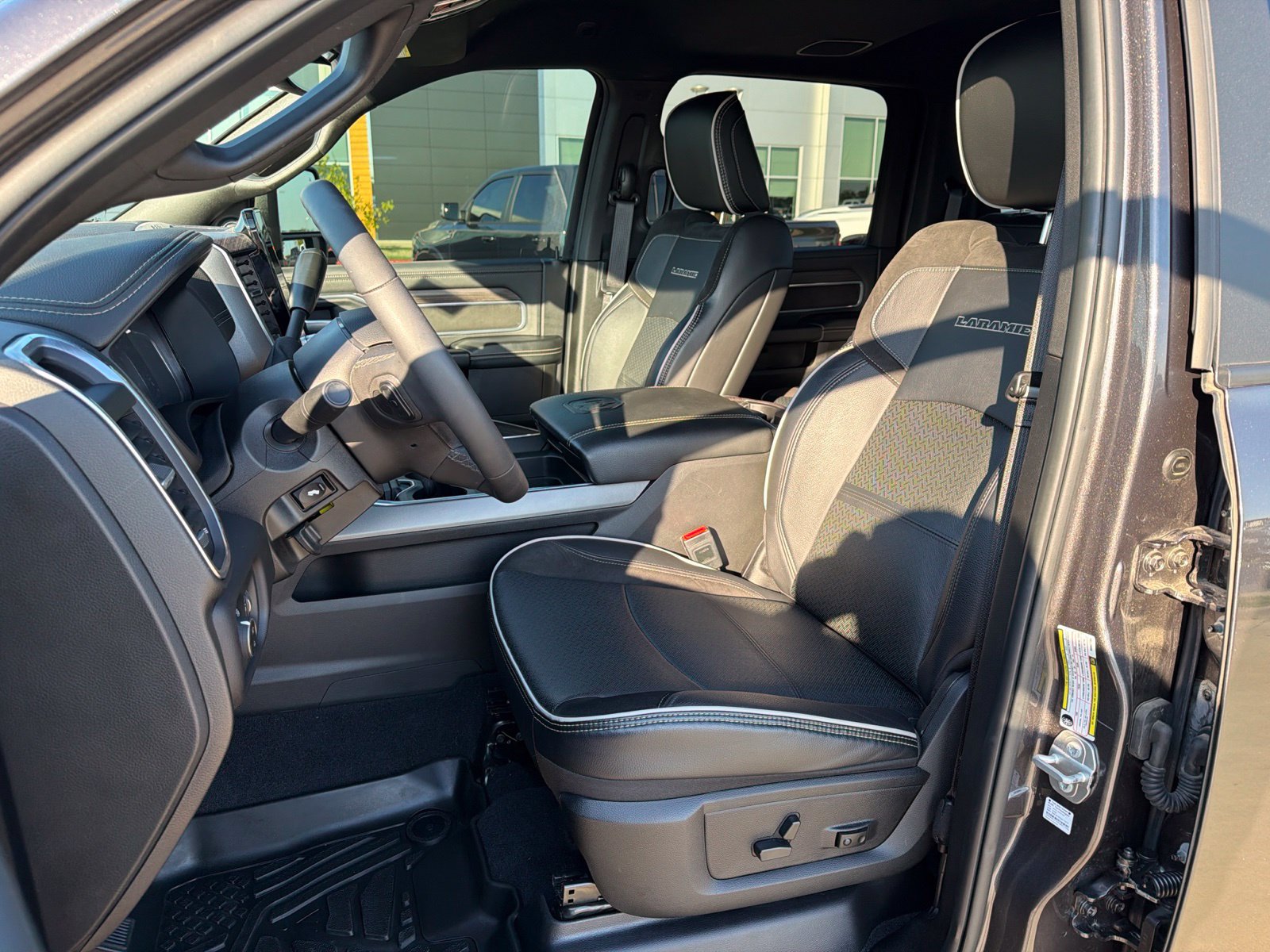 Used 2025 RAM 2500 Laramie AWD/4WD image 14