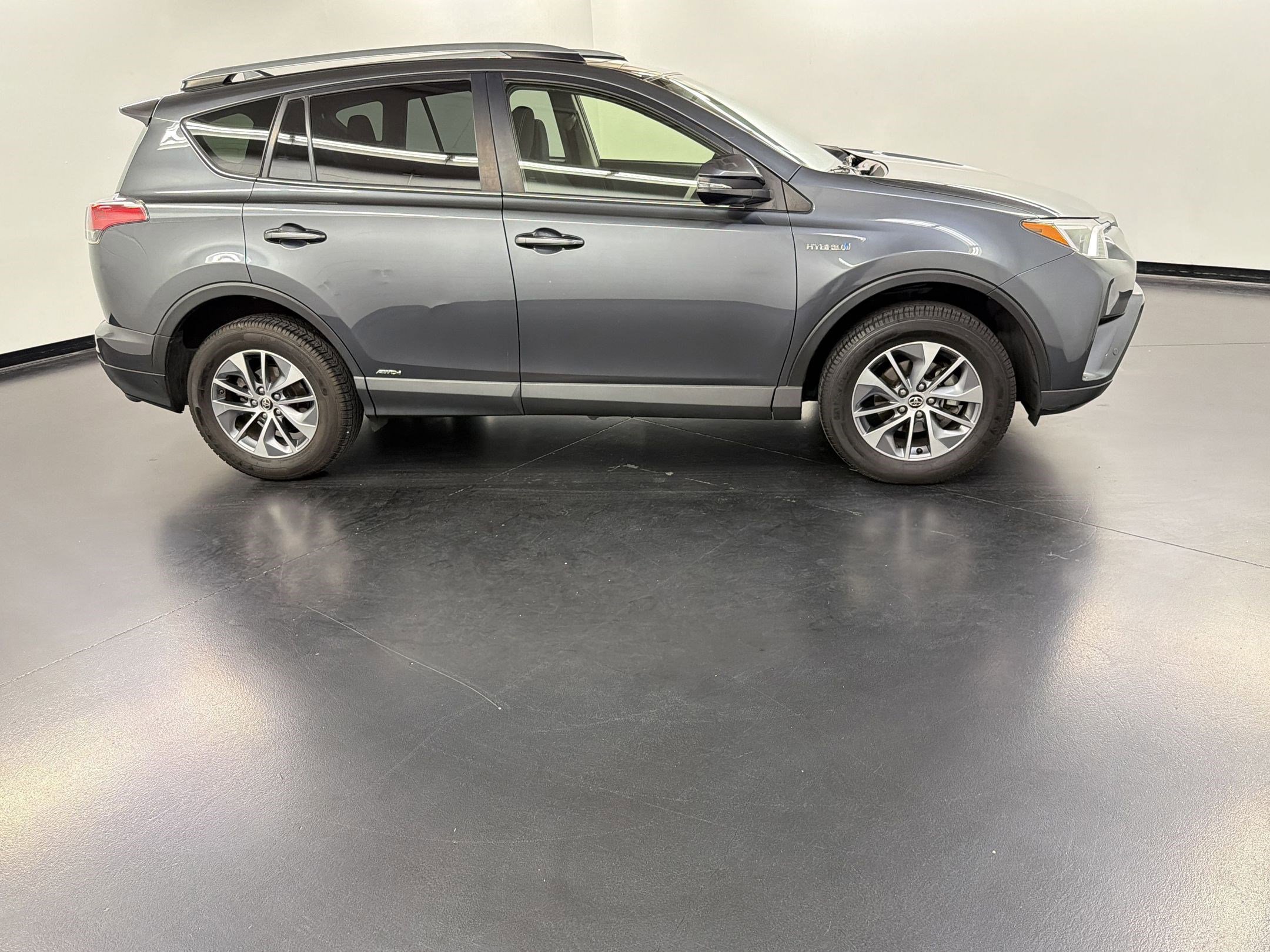 Used 2017 Toyota RAV4 XLE w/ Convenience Package AWD/4WD image 8