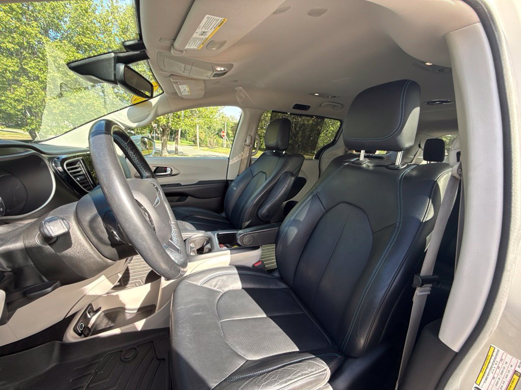 Used 2021 Chrysler Pacifica Touring-L w/ Uconnect Theater Family Group AWD/4WD image 19
