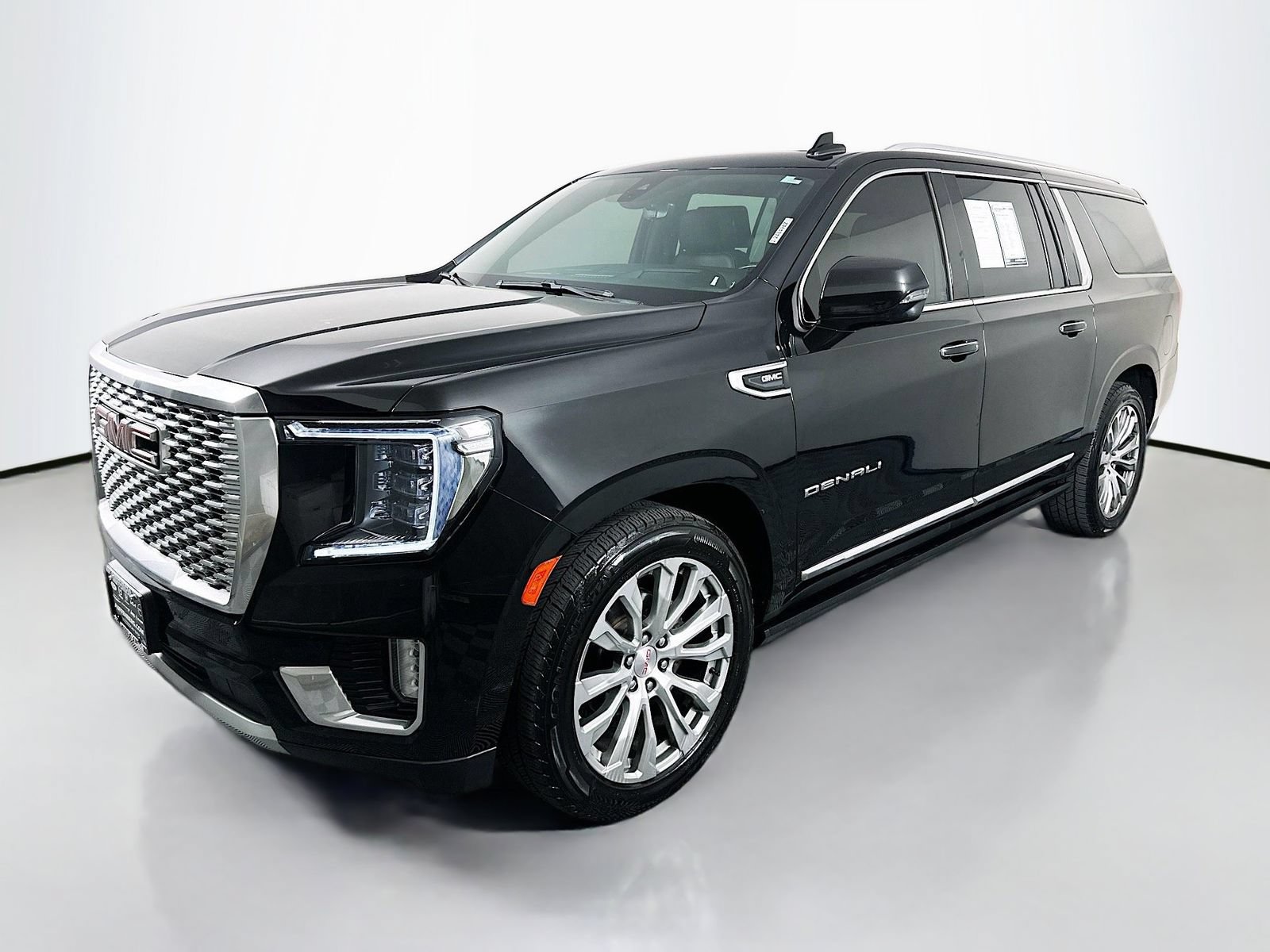 Used 2021 GMC Yukon XL Denali w/ Denali Ultimate Package AWD/4WD image 3